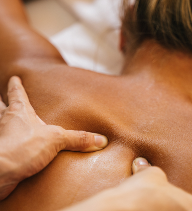 Trattamento di massoterapia alla schiena per favorire il rilassamento muscolare e ridurre le tensioni dorsali.